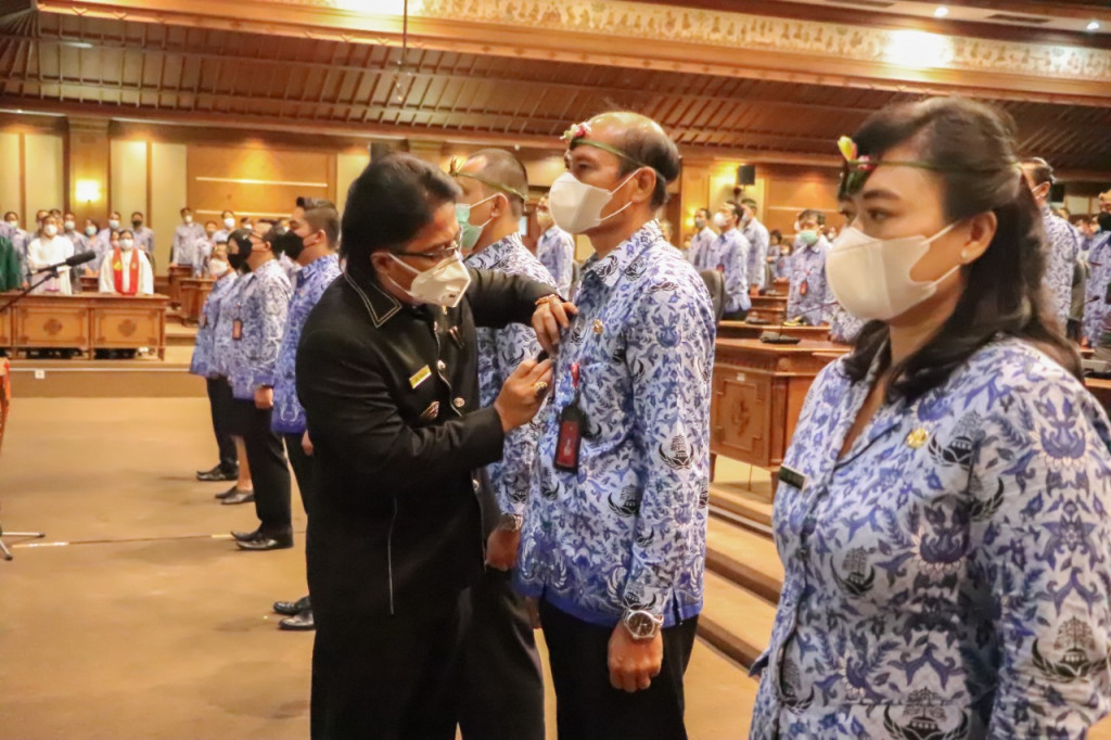 Bupati Giri Prasta Lantik Pejabat Eselon III dan Eselon IV